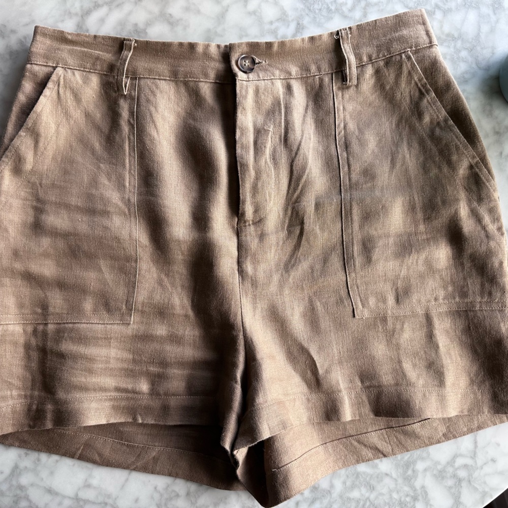 Reformation “Sterling” Safari Shorts in khaki linen. (Size 8)